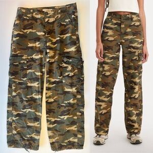 Levi’s Mid-Rise ‘94 Baggy Camo Cargo Jeans Pants Size 24